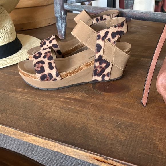 Wedge - Picture 2 of 3